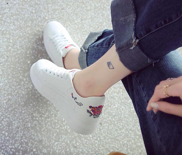 WAWFROK Women Casual Shoes Summer 2018 Spring Women Shoes Fashion Embroidered Breathable Hollow Lace-Up Women Sneakers